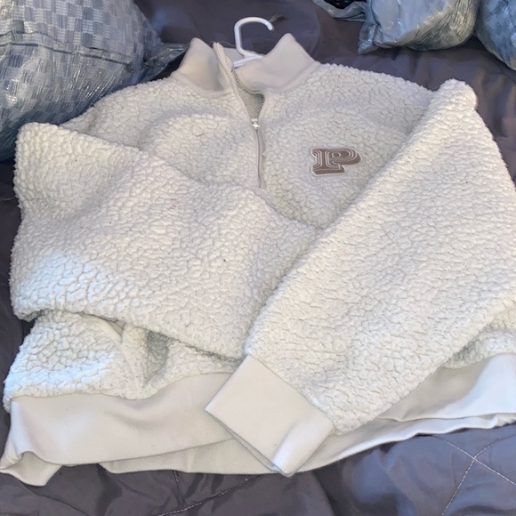 Has pockets - Picture 1 of 3